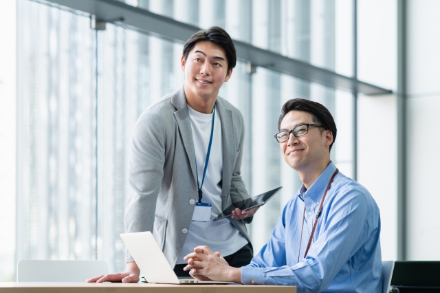 SaaS営業の平均年収｜営業職の中では比較的高い